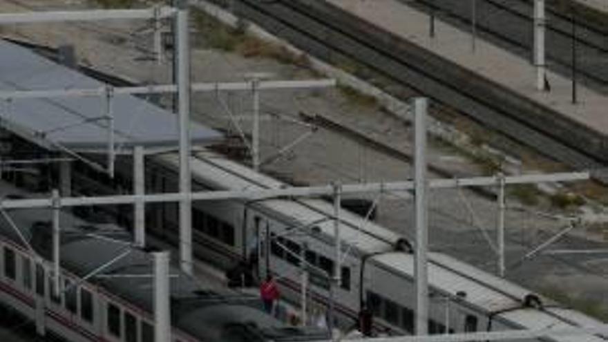 Tren de cercanías en la estación de Alicante.