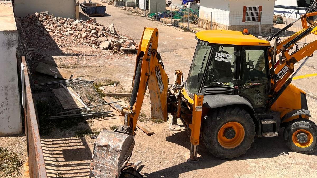 Las máquinas ya están demoliendo las casetas de pescadores del puerto de Benicarló, para mejorar toda la zona.