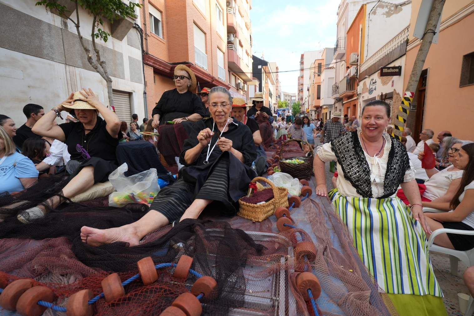 El Grau da inicio a las fiestas de Sant Pere con pólvora, bous y música