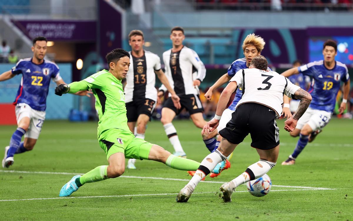 Doha (Qatar), 23/11/2022.- David Raum (R) of Germany is fouled by Japan’s goalkeeper Shuichi Gonda (L) in the penalty box during the FIFA World Cup 2022 group E soccer match between Germany and Japan at Khalifa International Stadium in Doha, Qatar, 23 November 2022. (Mundial de Fútbol, Alemania, Japón, Catar) EFE/EPA/Tolga Bozoglu