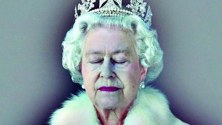 Fotografía de la reina Isabel II de Inglaterra con los ojos cerrados tomada por el artista Chris Levine en 2007.  | | EFE