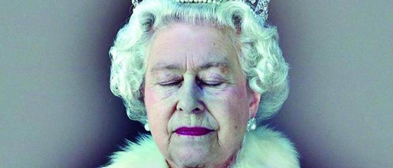 Fotografía de la reina Isabel II de Inglaterra con los ojos cerrados tomada por el artista Chris Levine en 2007.  | | EFE