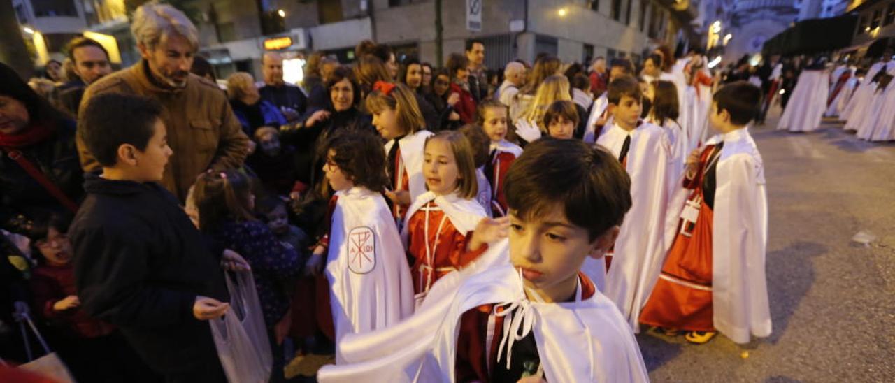 Niños en la procesión de la Cofradía de la Negación de San Pedro.