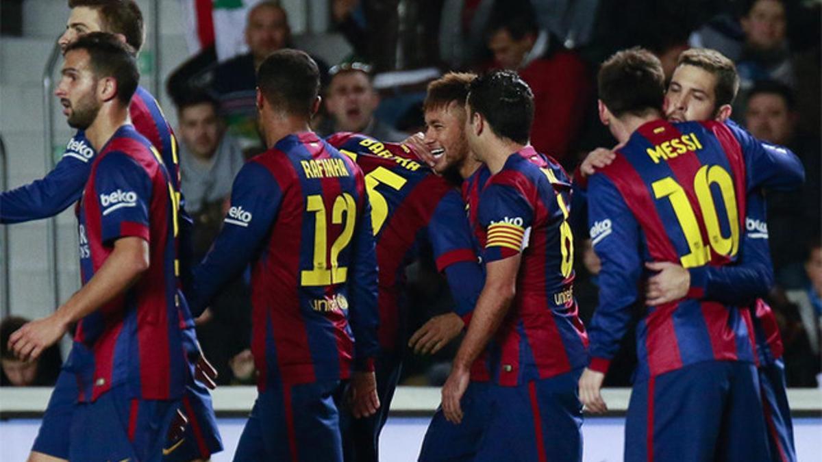 Los jugadores del Barça celebran uno de sus seis goles al Elche