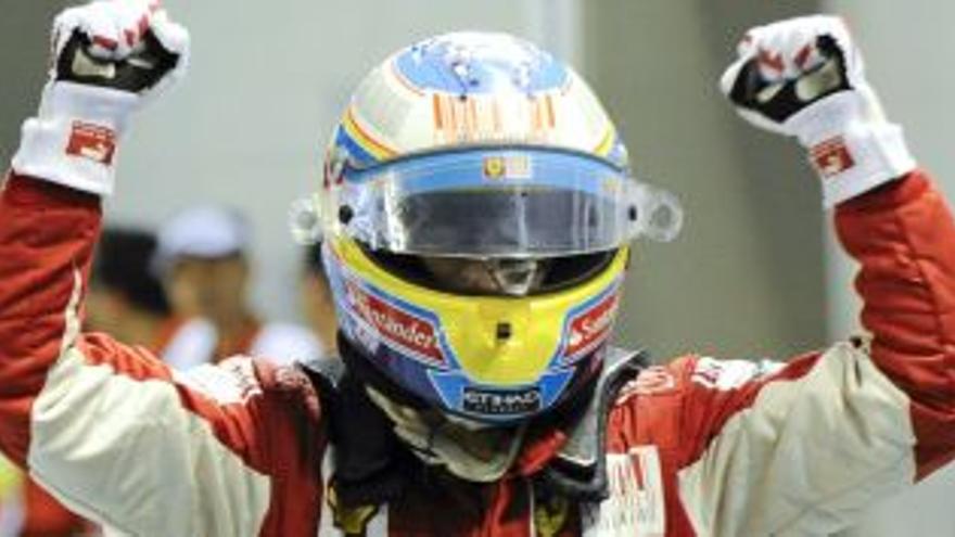 Alonso gana el pulso con Vettel en Singapur