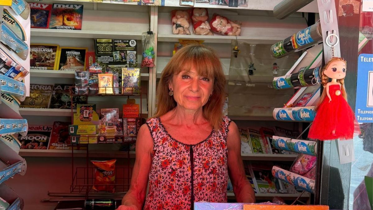 Mari Carmen, tras el mostrador de su quiosco.