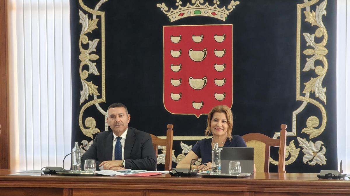 Oswaldo Betancort y María Jesús Tovar, este jueves, en el Cabildo de Lanzarote.