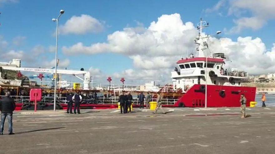 Malta toma el control de un barco secuestrado por los inmigrantes a los que rescató
