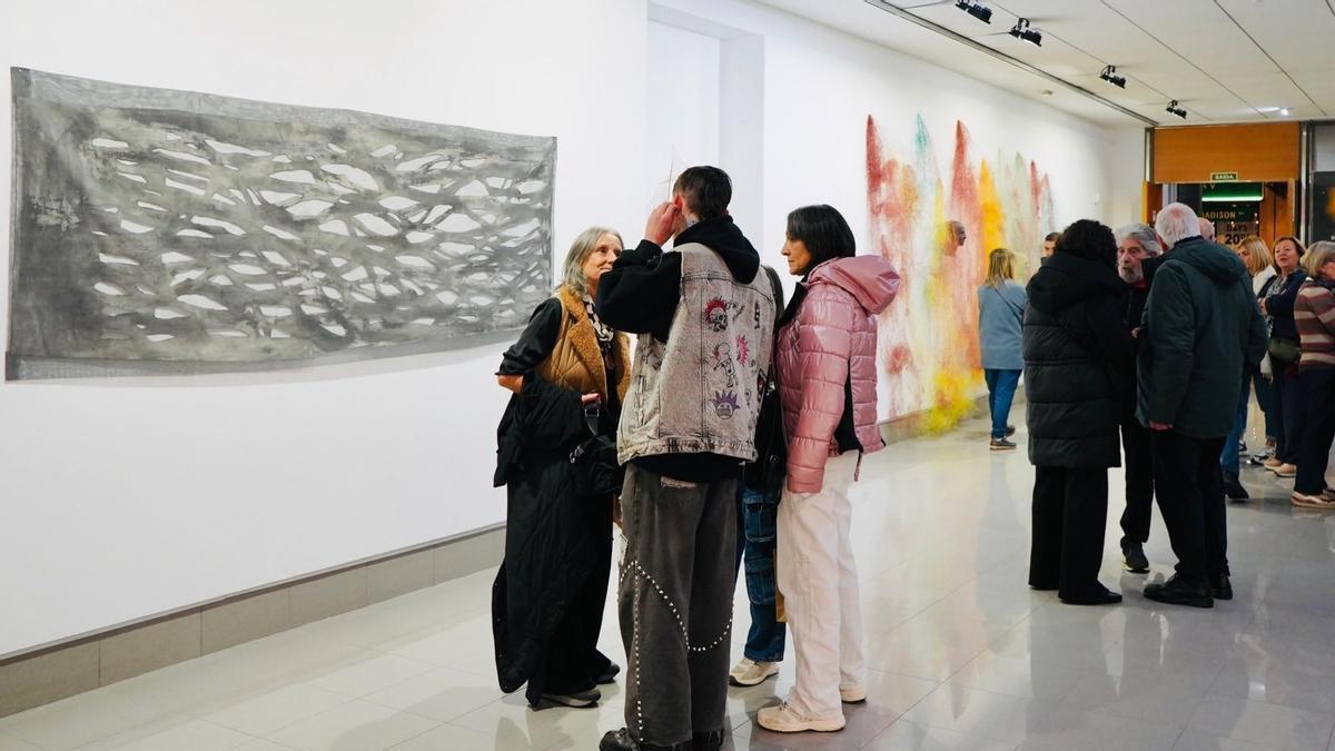 Un momento de la inauguración de la exposición de Berta Ares en Vilagarcía.