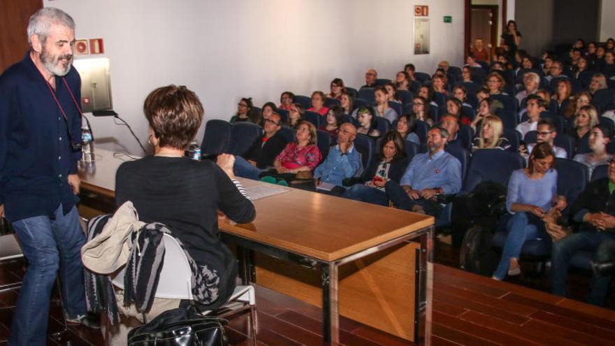 Lorenzo Caprile en la conferencia en el IVAM CADA