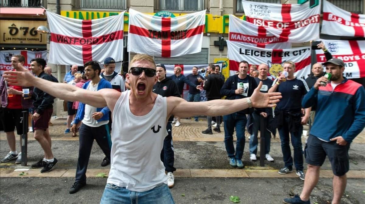 rpaniagua34369213 an england s supporter reacts as he gathers with other footb160624200807