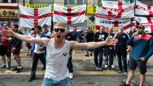 rpaniagua34369213 an england s supporter reacts as he gathers with other footb160624200807