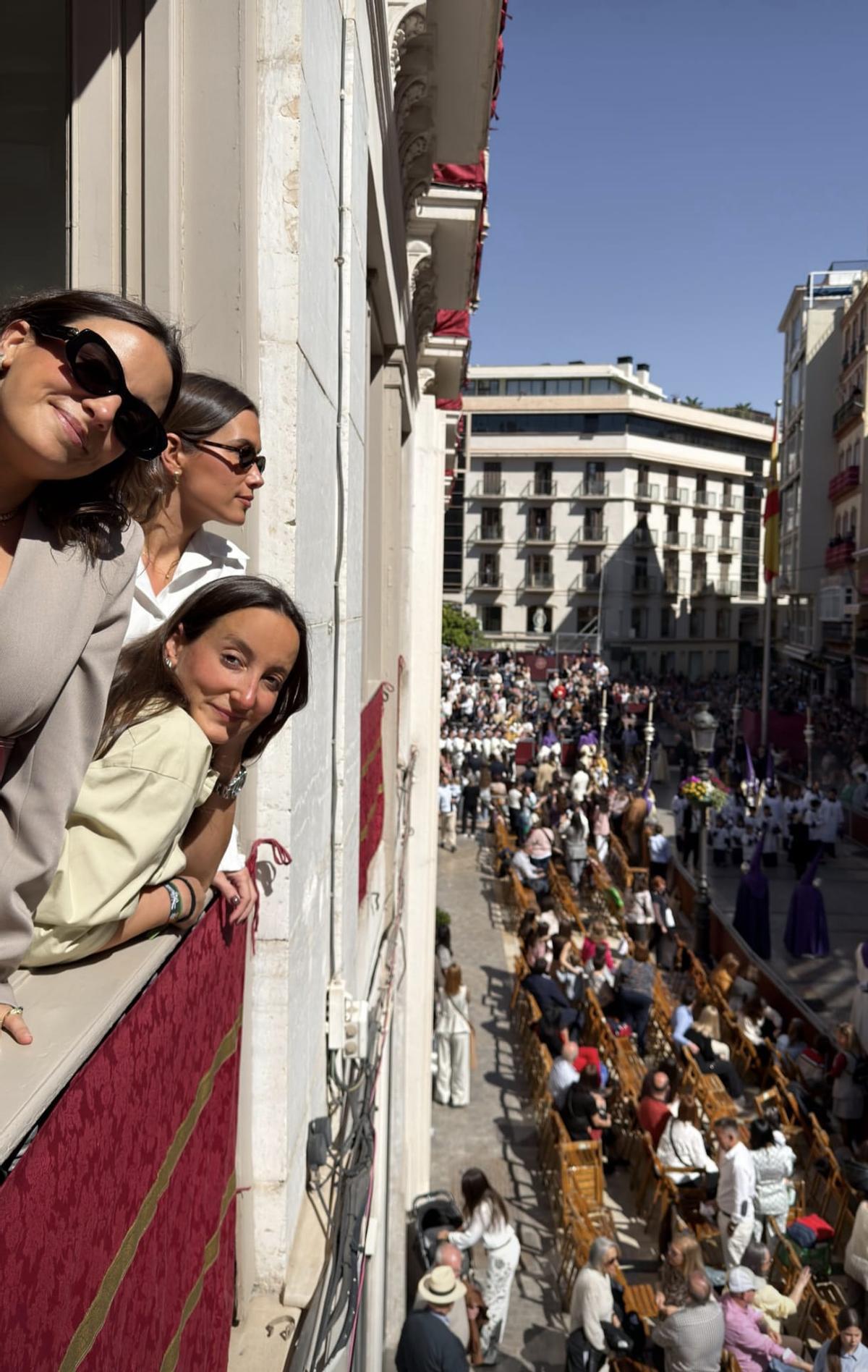 La familia de María Pombo viaja a Málaga y se rinde ante su Semana Santa: "Es una pasada, espectacular"