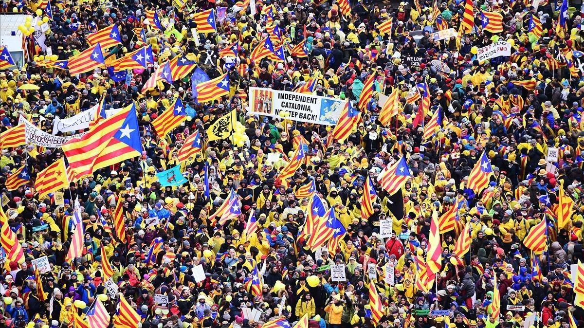 zentauroepp41225218 people wave catalan  estelada  flags and carry banners durin171207111809