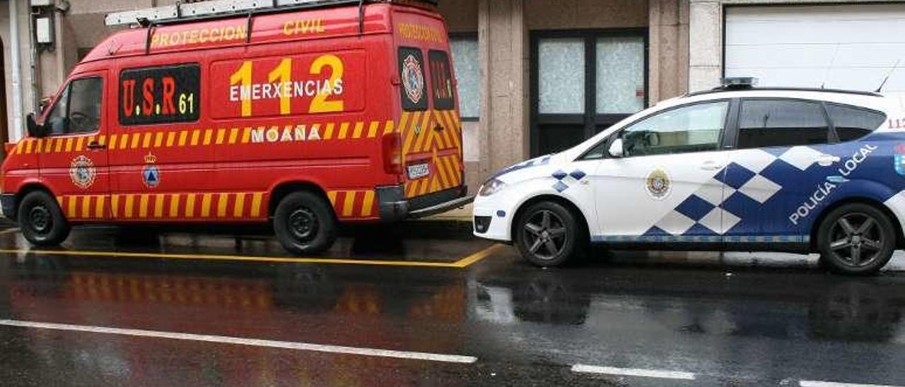 La Policía y un vehículo de Protección Civil, el día que se desactivó.