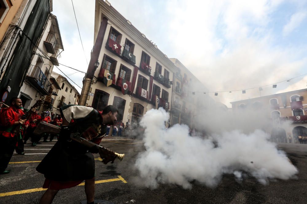 El singular baile moro, la batalla entre los dos bandos con el tiroteo con arcabuces, la Embajada y la procesión centran la jornada