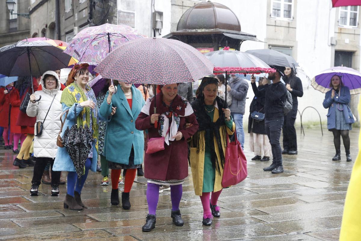 A comparsa de Maruxas e Coralias enche Compostela de cor