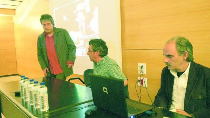 Alberto Toyos, David Serna y Álvaro Lozano, antes del pase del documental «Las huellas de Bob Dylan».