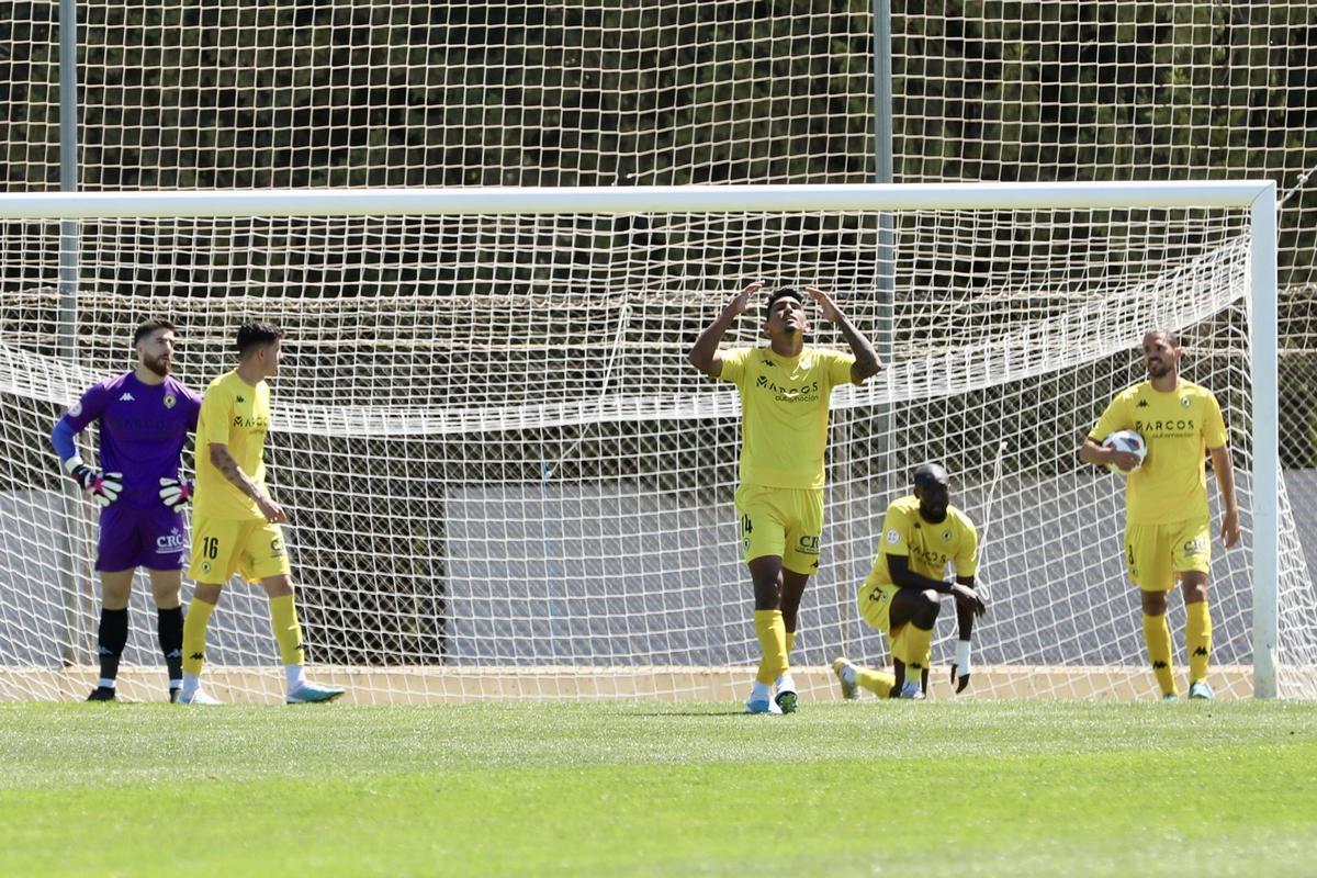 Los jugadores del Hércules se lamentan después de encajar el 1-0 en un córner mal defendido.