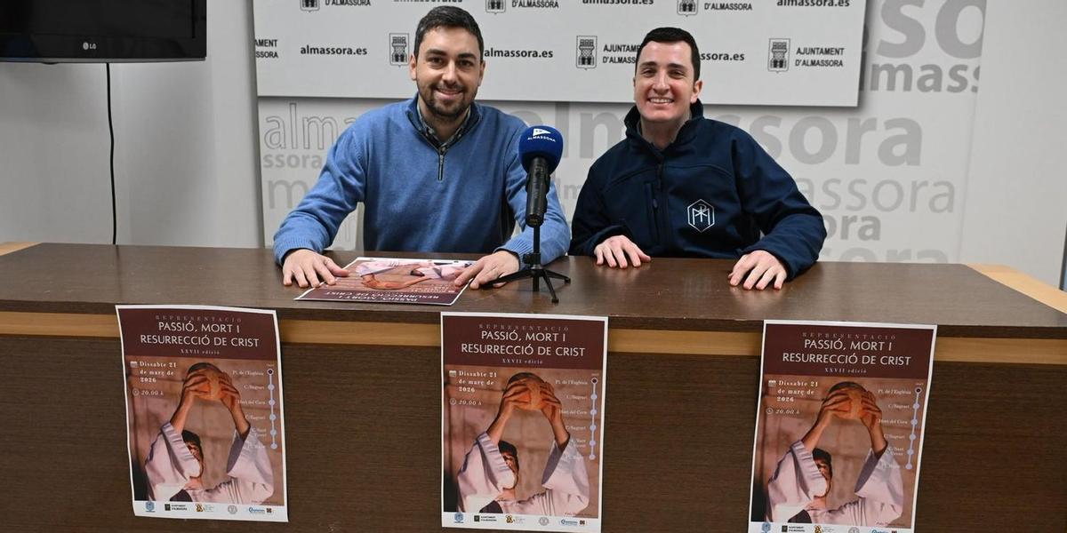 El concejal de Cultura, Vicente Blay Casino; y el representante de Lluïsos Almassora, Jorge Mundina, han presentado la representación sacra.