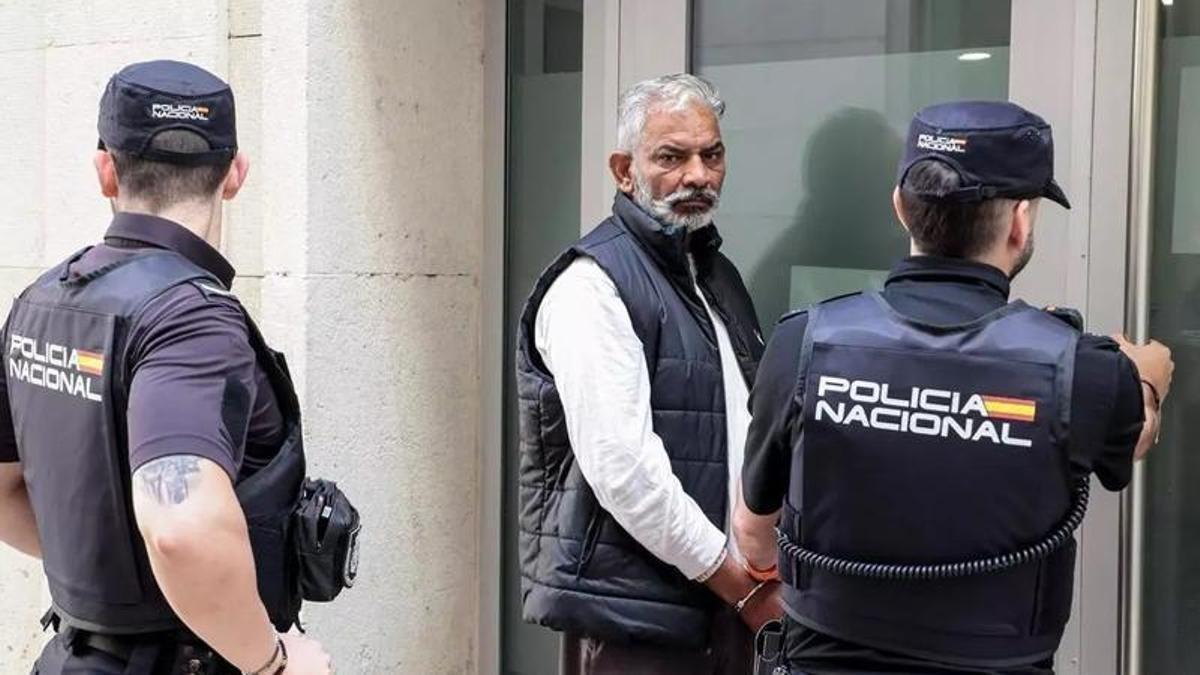 El acusado a su llegada a la Audiencia de Alicante este lunes para afrontar el juicio.