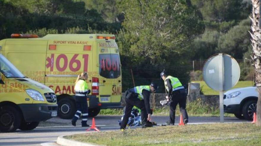 Dos agentes de la Policía Local y varias ambulancias, junto al cadáver de la motorista fallecida ayer en el siniestro en Son Serra de Marina.