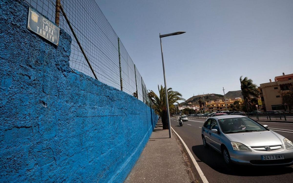 Pudiera parecer que en La Laguna apenas restan vestigios franquistas tras los cambios que se han realizado desde hace algunos años; sin embargo, continúan permaneciendo otros. De arriba a abajo, la placa situada en la fachada de la iglesia principal de Valle de Guerra; la calle Lora y Tamayo, a la salida del casco histórico, y la vía Emilio Gutiérrez Salazar, que se encuentra en el barrio de La Verdellada. | el día-maría pisaca