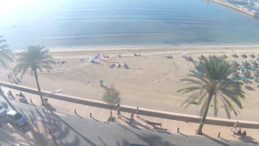 Noch ein paar Plätze frei sind am Sonntagmorgen am Strand von Can Pastilla.