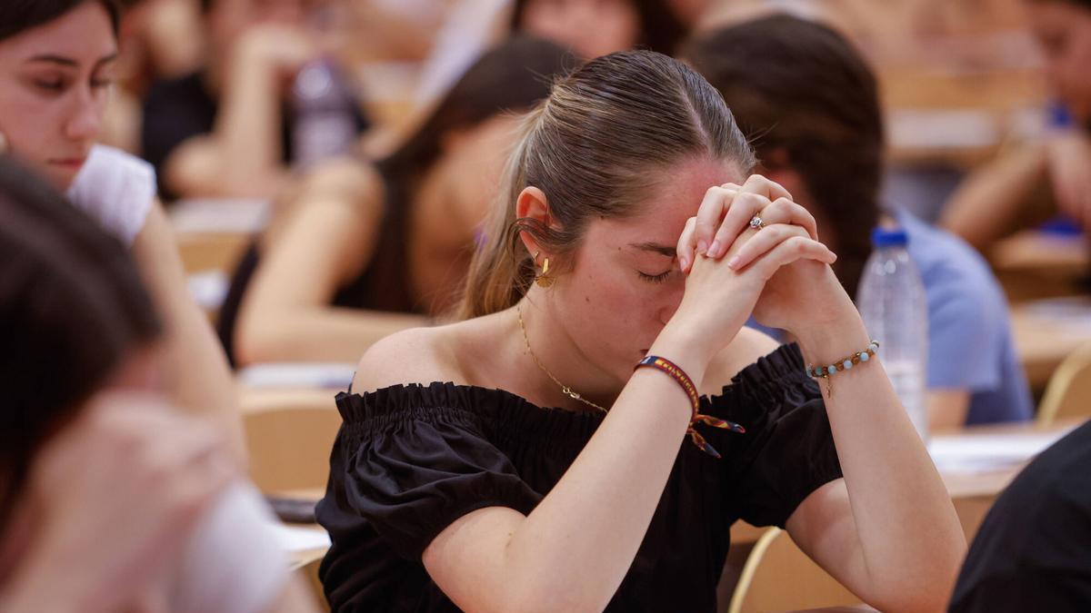 Una estudiante se somete a un examen en una universidad andaluza.