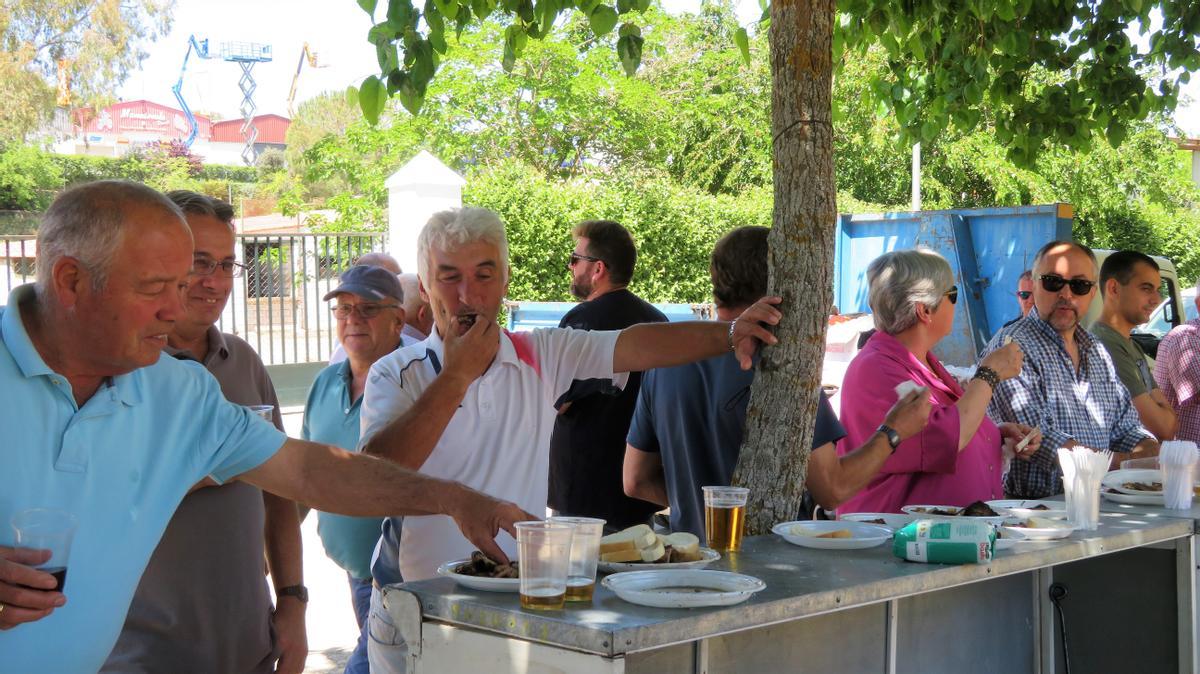 El vecindario acude para disfrutar de esta jornada festiva