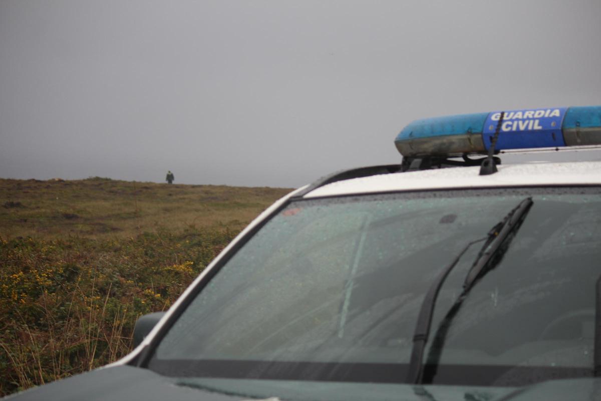 En imágenes: intenso operativo de búsqueda en la costa de El Franco para dar con un pescador francés