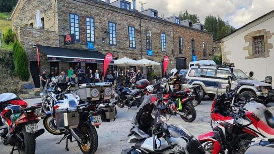Los Oscos arrancan con el mototurismo: &quot;Aceite de cárter&quot; y hamburguesas en el primer Motard Bar del Occidente asturiano