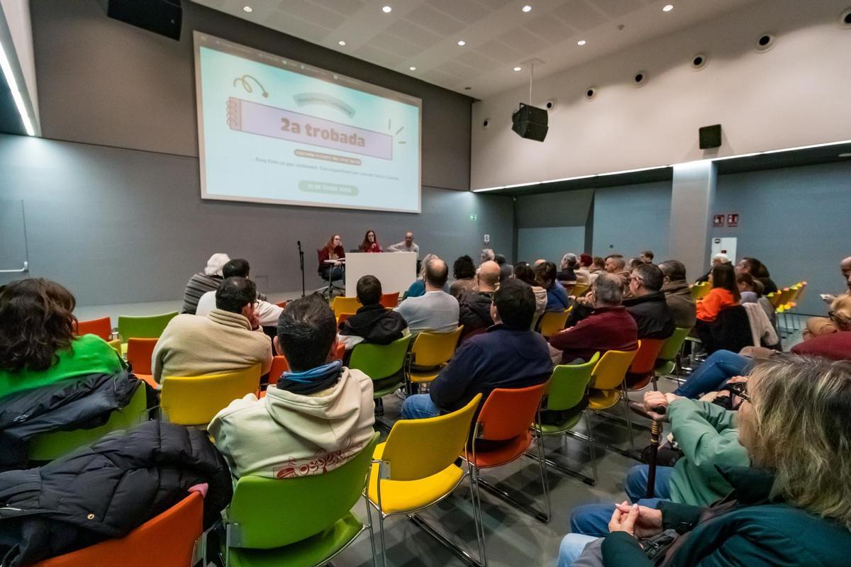 Una de las asambleas de la plataforma 'Estimem Santa Coloma', impulsada por ERC.