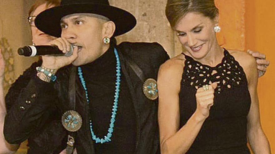 La Reina baila con el cantante Taboo en una escena recogida por un vídeo subido a Youtube.