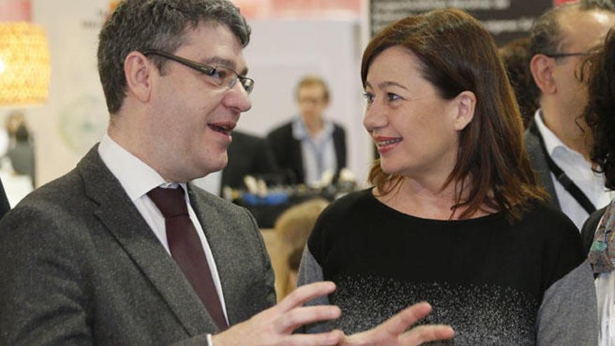 Álvaro Nadal con Francina Armengol en la ITB de Berlín.