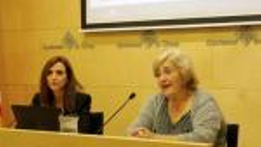 La directora d&#039;El Corte Inglés, Carme Vàzquez, i la regidora de Fires, Eva Palau, presentant la programació familiar.