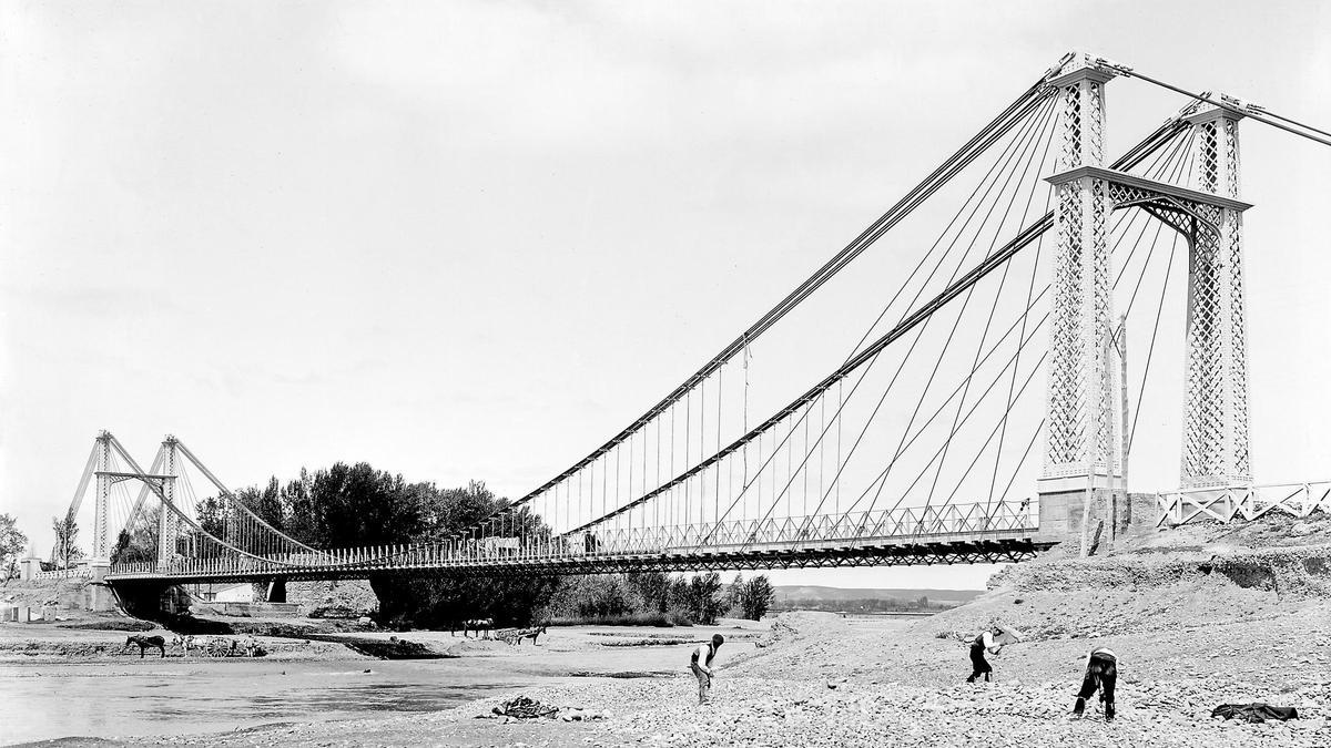 Puente colgante sobre el río Gállego en 1915