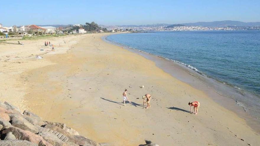 Playa de Rodeira, en Cangas, con clasificación del agua de excelente . // Gonzalo Núñez