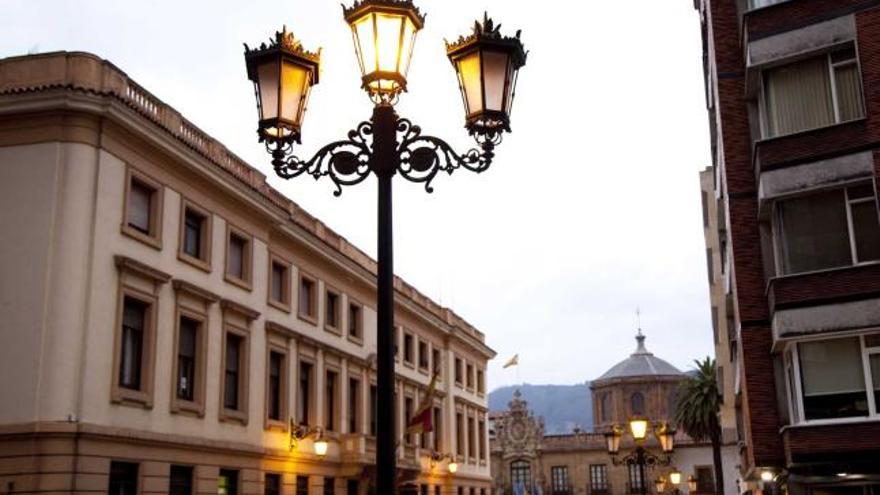 Farolas isabelinas encendidas en la calle General Yagüe, en el entorno de la Comisaría de la Policía Nacional y el hotel de la Reconquista.