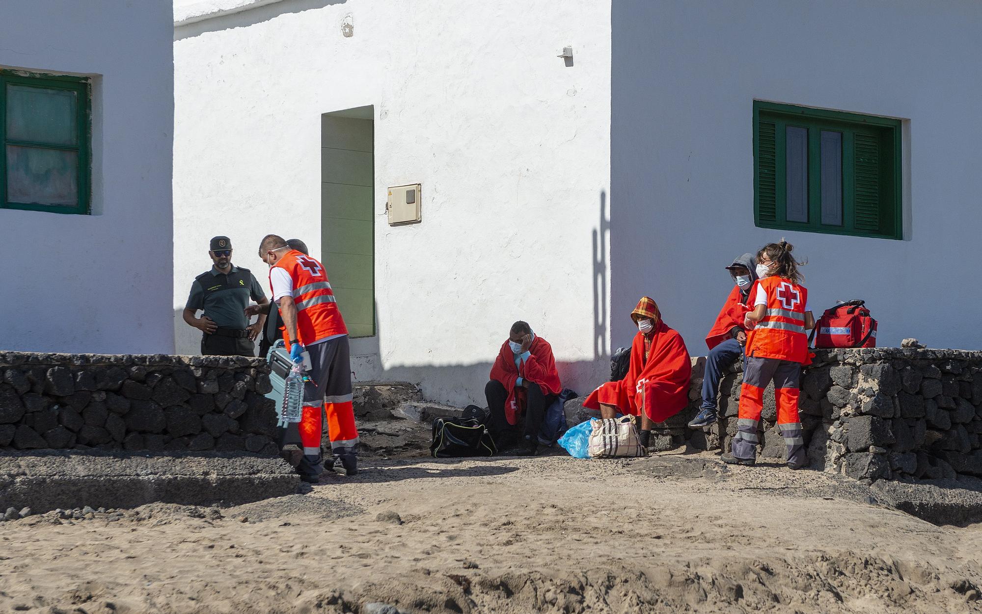 Cuatro magrebíes llegan en una neumática a Caleta de Famara (Lanzarote)