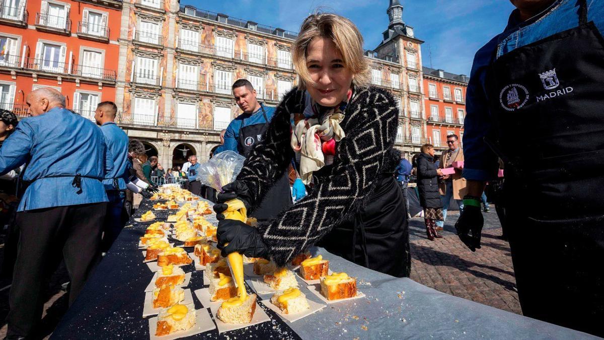 Cientos de madrileños disfrutan de la tradicional corona de la Almudena