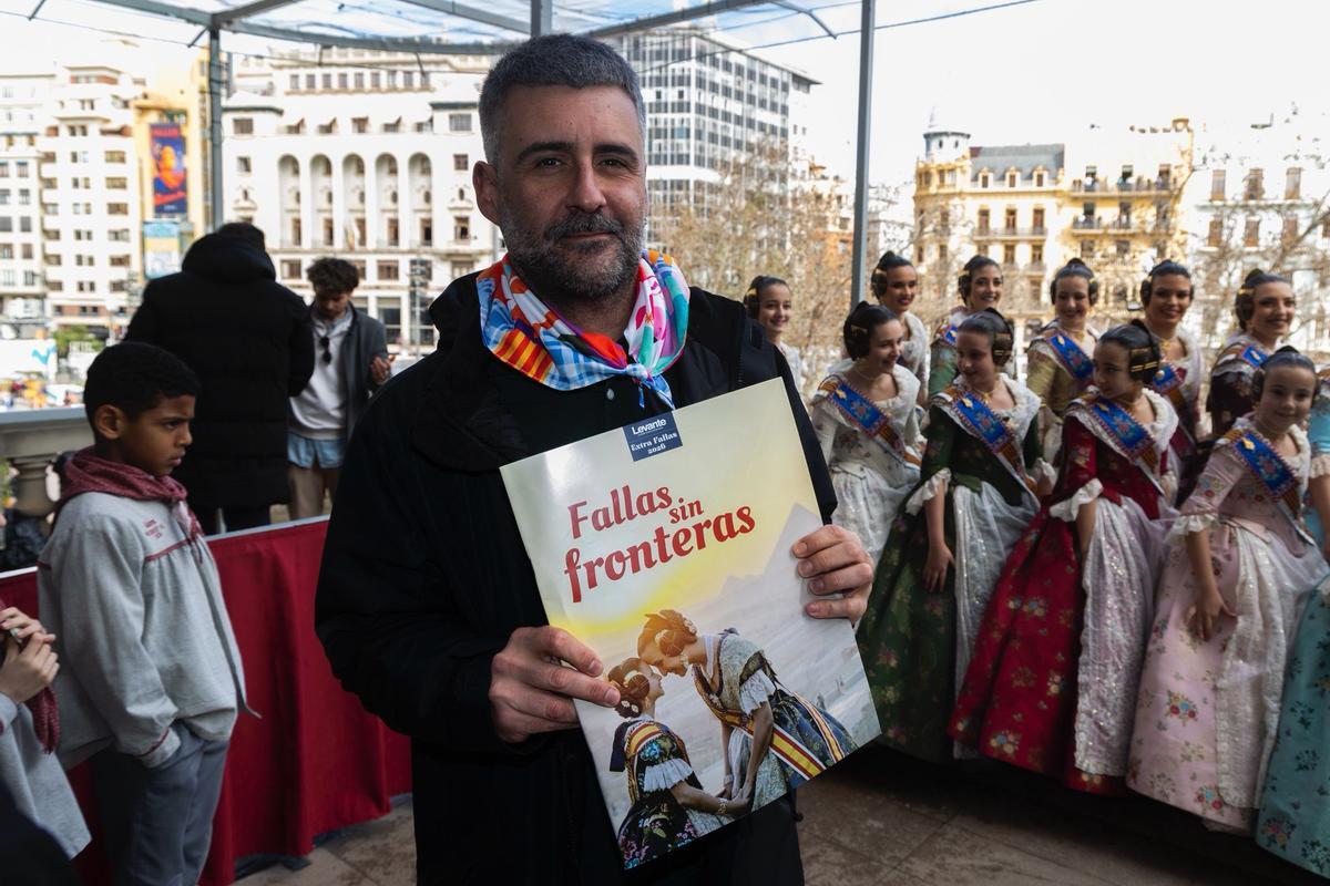 El Extra de Fallas de Levante-EMV llega al balcón del Ayuntamiento