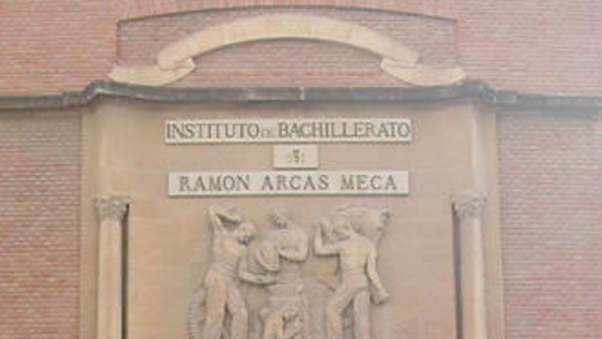 Fachada del IES Ramón Arcas Meca.