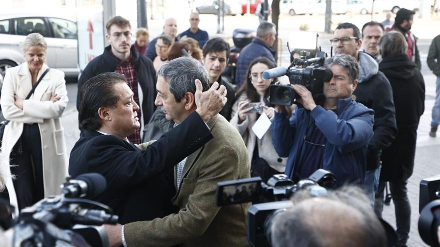 Políticos, actores y familiares dan el último adiós a Arévalo en València