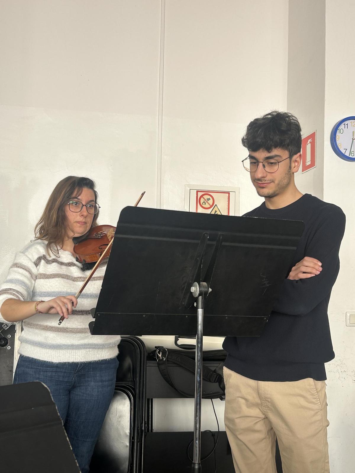 La violinista Neus Guasch y el músico Pablo García en los ensayos de la banda sonora de la obra 'El discípulo', de Xesús Ballesteros.