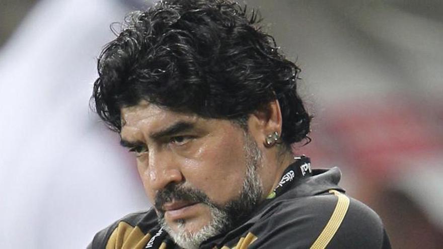El nuevo escándalo de Maradona: No le dejan salir de argentina por llevar un pasaporte robado
