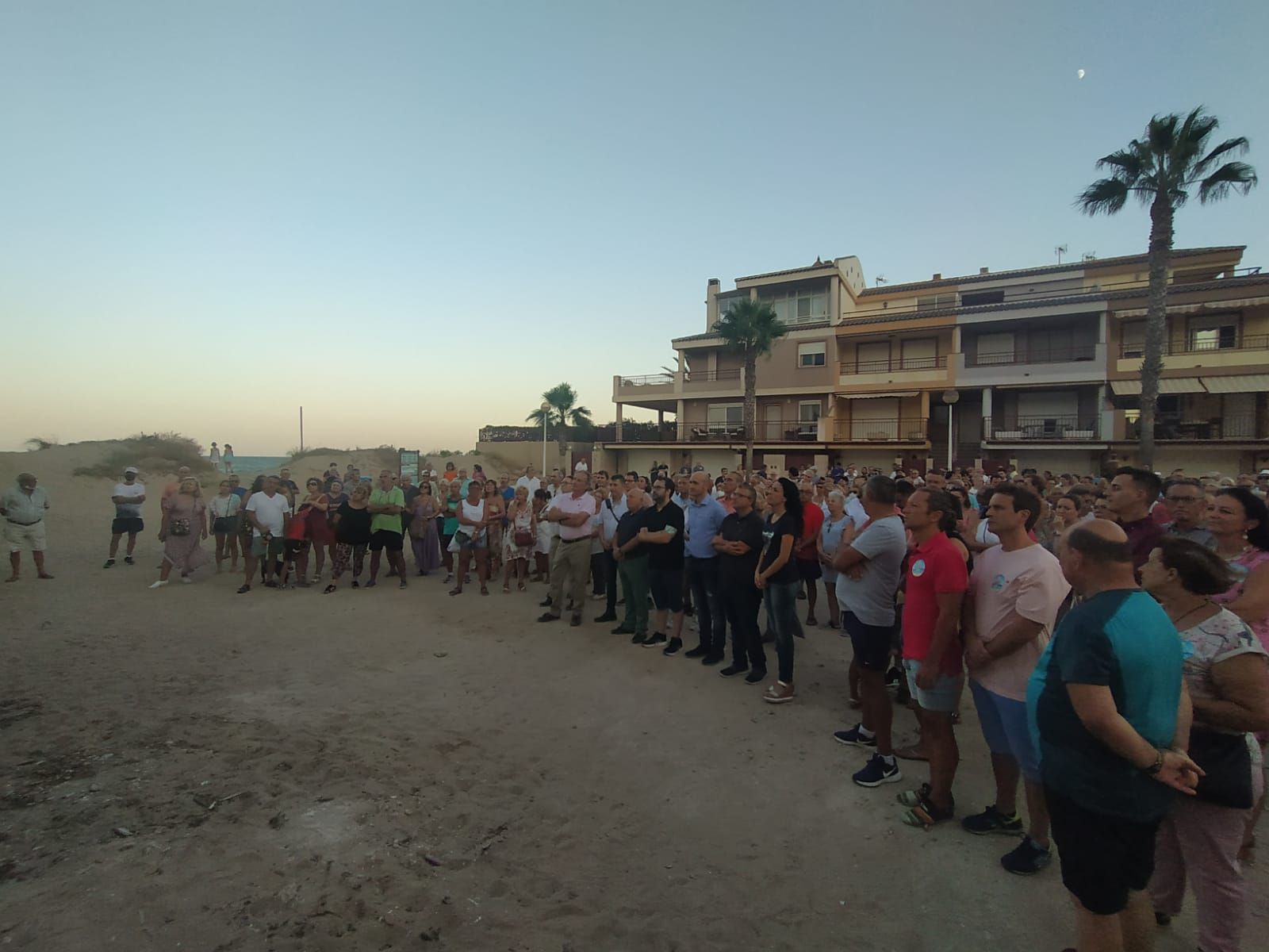 Miles de vecinos de los pueblos de la costa protestan contra los derribos en primera línea