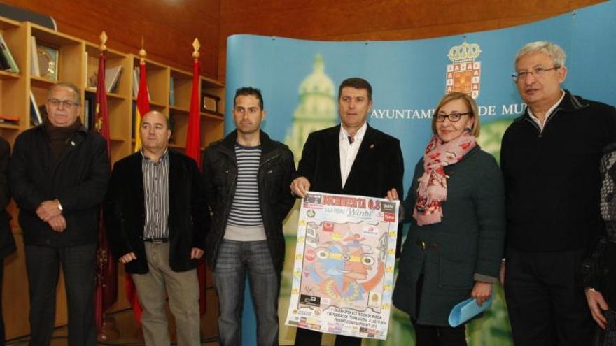 Organizadores, representantes del Ayuntamiento y de la AECC, ayer en la presentación.