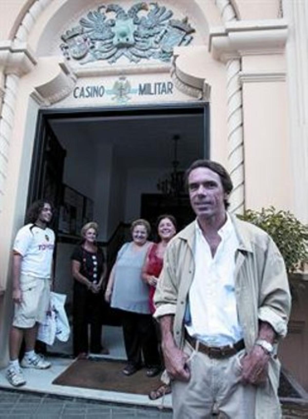 José María Aznar, ahir, davant del Casino Militar de Melilla.