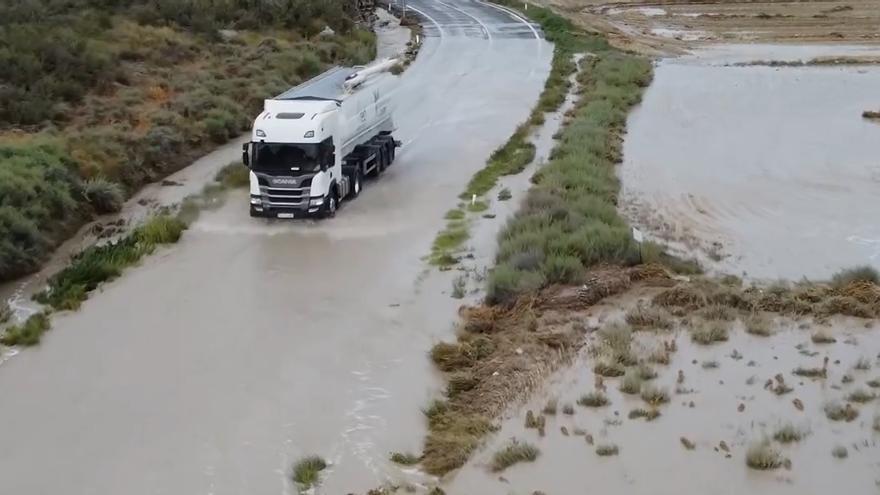 Vídeo | Barrancos llenos, campos anegados y carreteras inundadas por las tormentas